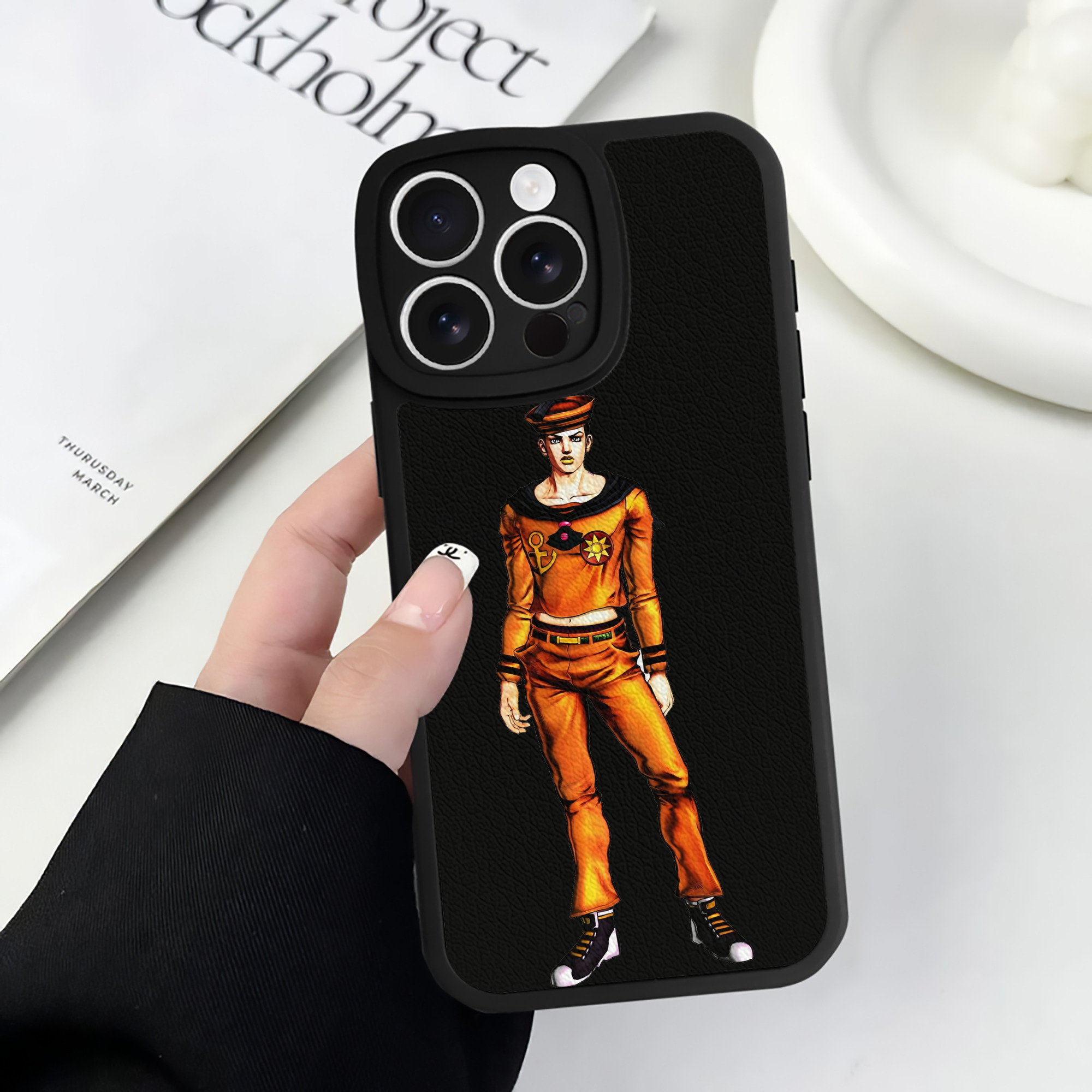 （画像用） ジョジョの奇妙な冒険 東方定助 JoJo's Bizarre Adventure Higashikata Josuke 【iPhone 16シリーズ対応】シリコンスマホケース（レザー調） 材質：シリコン